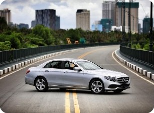 Xe Mercedes trên cao tốc