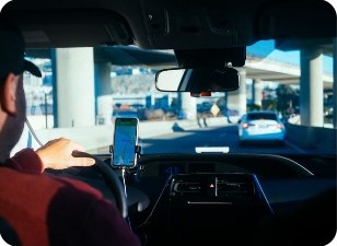 Tài xế dùng bản đồ trên điện thoại